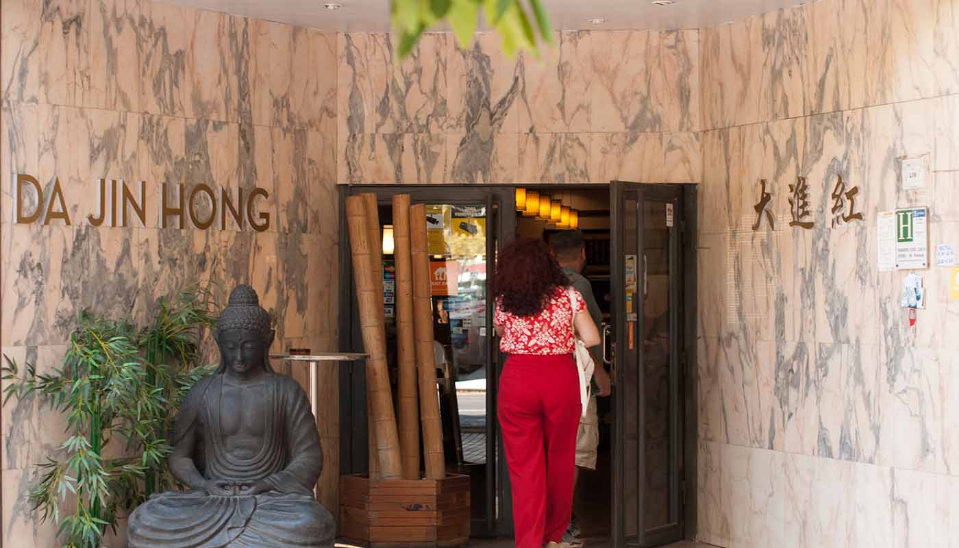 foto del restaurante da jin hong con una camarera